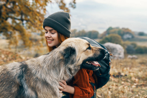 весела жінка турист грає собаку природа пейзажна дружба
 - Фото, зображення