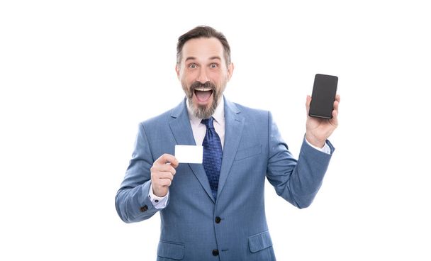 顧客は携帯電話でオンラインマネーを使う。名刺を見せてくれ。クレジットカードかデビットカード。オンライン銀行で驚くべき男が支払う。スマートフォンからの買い物。サイバー・マンデー。支払いが早い。コピースペース. - 写真・画像