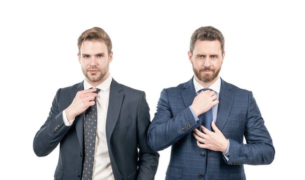 Igazgató. Profi, sikeres vezérigazgató. Vezető. ambiciózus kollégák. két férfi formaruhában. üzletemberek nyakkendőt nyakkendőt elszigetelt fehér. Főnök és alkalmazott. magabiztos üzleti partnerek. - Fotó, kép