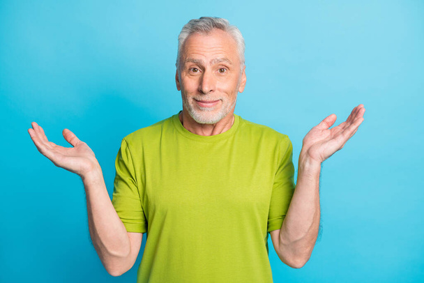 Portrait of attractive clueless grey-haired man shrugging shoulders isolated over vibrant blue color background - Fotoğraf, Görsel