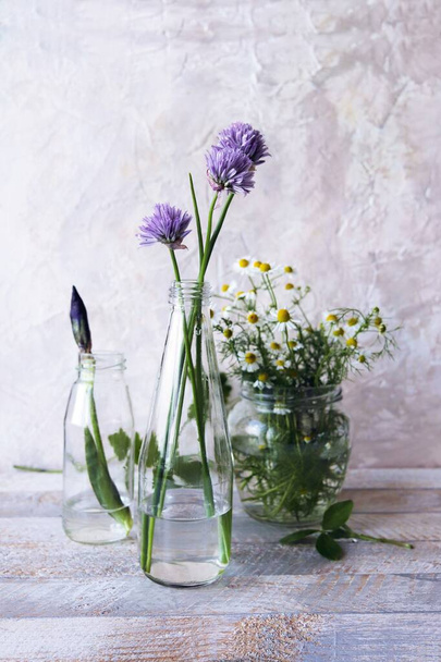 Ramos y tinturas de hierbas medicinales en recipientes de vidrio sobre una mesa de madera, cosméticos naturales, concepto de estilo de vida saludable - Foto, Imagen