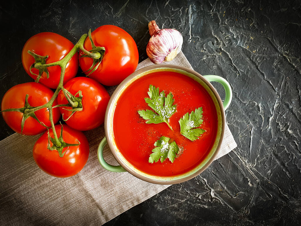 soupe de tomates sur fond de béton - Photo, image
