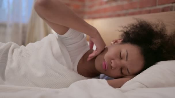 Afričanky ženy s bolestí šíje při spaní v posteli - Záběry, video