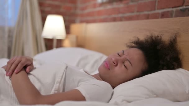 Afrikanerin wacht aus Albtraum im Bett auf - Filmmaterial, Video