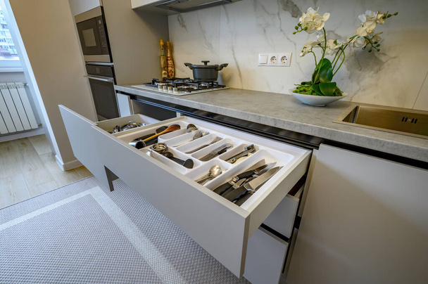 Moderno cinza e branco interior da cozinha - Foto, Imagem