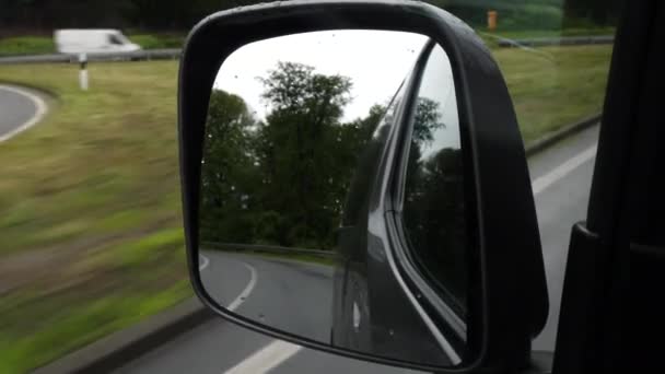 Rijden op de Duitse snelweg op een regenachtige dag - uitzicht door achteruitkijkspiegel - Video