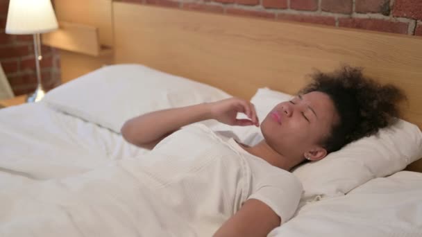 Αφρικανική γυναίκα που έχει πόνο στο λαιμό ενώ κοιμάται στο κρεβάτι - Πλάνα, βίντεο