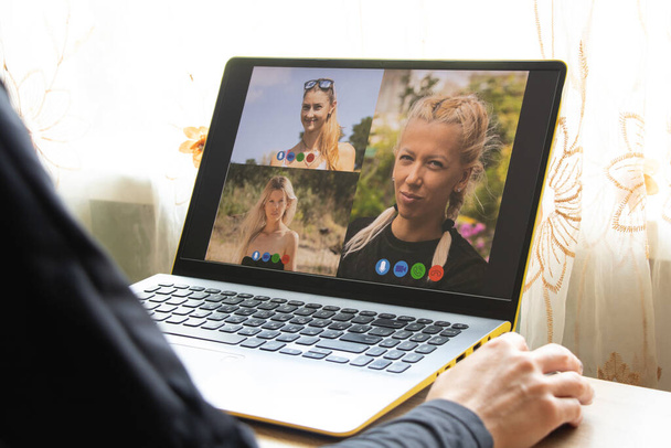 ein Mädchen von zu Hause kommuniziert mit einem Laptop über Videokommunikation, Videokommunikation auf einem Laptop-Computer, Webcam, Videochat - Foto, Bild
