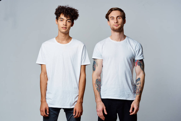 dos hombres en blanco camisetas emociones amistad diversión - Foto, Imagen