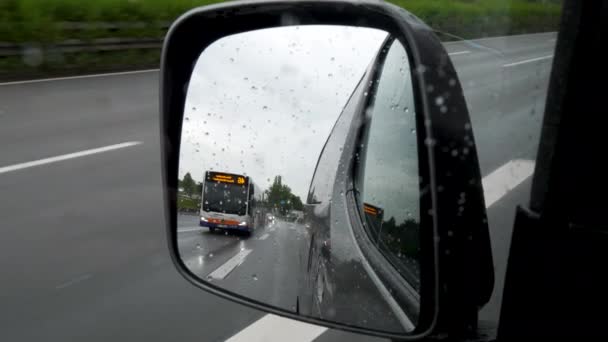 Rijden op de Duitse snelweg op een regenachtige dag - uitzicht door achteruitkijkspiegel - Video