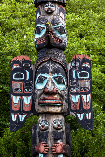 Kaiverrettu toteemipaalu Ketchikanissa, Alaskassa
 - Valokuva, kuva