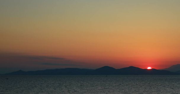 Belo céu ardente ao pôr do sol na praia - Foto, Imagem