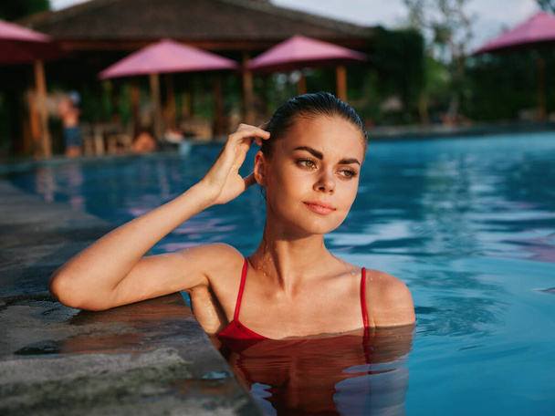 kobieta w czerwonym stroju kąpielowym Basen w hotelu krajobraz wakacje basen - Zdjęcie, obraz