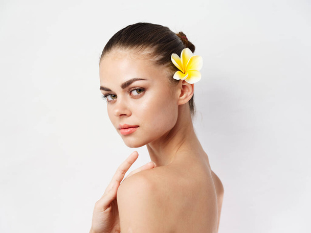 kobieta z gołymi ramionami makijaż twarz żółty kwiat przycięte widok - Zdjęcie, obraz