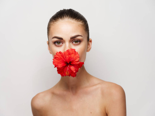 mulher bonita flor vermelha cosméticos decoração vista cortada - Foto, Imagem