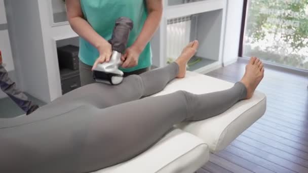 LPG-Massage im Schönheitssalon. Professionelle Masseur macht Verfahren Client Frau - Filmmaterial, Video
