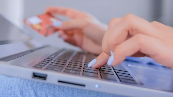Online-Shopping - Frau Hände mit Laptop-Computer-Tastatur und Kreditkarte für - Foto, Bild