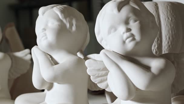 Anielskie figurki wykonane z ceramicznej gliny w pracowni - Materiał filmowy, wideo