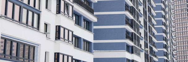 Fachada azul de nueva casa moderna en la ciudad - Foto, imagen