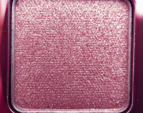 Un gros plan de fard à paupières rose nacré chatoyant pour créer un maquillage des yeux. Concept de beauté. - Photo, image