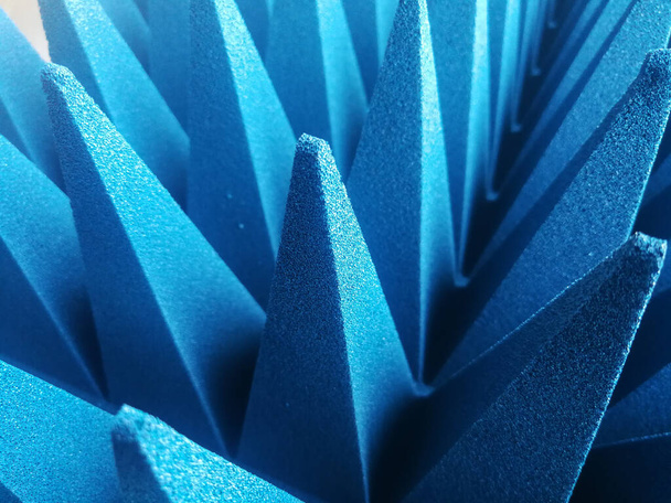 Modré měkké hybridní pyramidní mikrovlnné a radiofrekvenční absorbéry zblízka - Fotografie, Obrázek