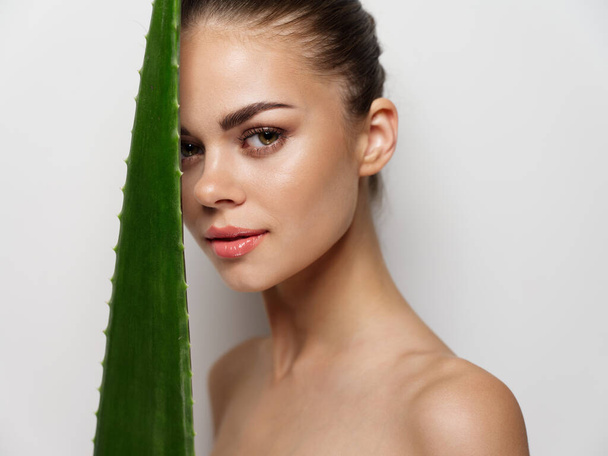 retrato mujer romántica con hoja de aloe verde piel limpia cosmetología maquillaje  - Foto, Imagen
