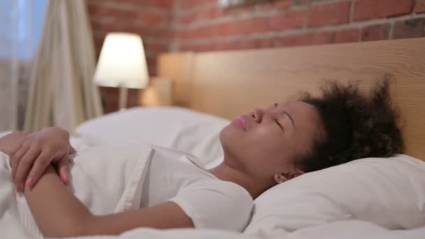 Mujer africana llorando mientras duerme en la cama - Imágenes, Vídeo