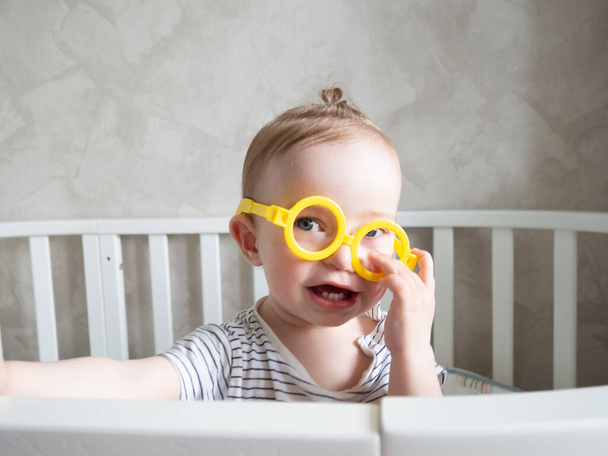 hermosa niña en gafas de juguete amarillo - Foto, imagen