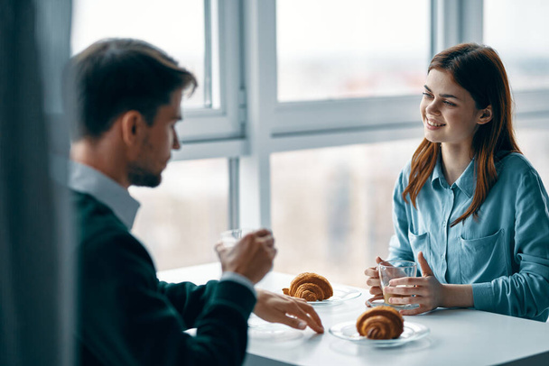mężczyzna i kobieta siedzący przy stoliku kawiarnia komunikacji styl życia - Zdjęcie, obraz