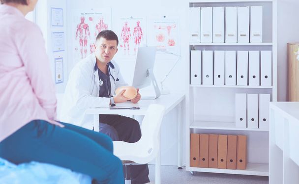 The patient and his doctor in medical office - Foto, Bild