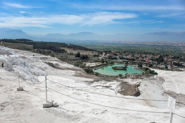 Koolstofhoudend mineraal dat achterblijft door het stromen van thermisch broncalciet in Pamukkale - Foto, afbeelding