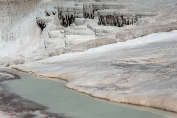 Pamukkale 'de termal kaynaklı kalsit yüklü suların akışından kalan karbonat minerali. - Fotoğraf, Görsel