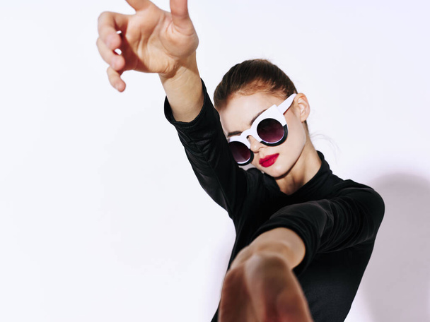 bella donna in occhiali moda gesticolando con le mani studio di lusso - Foto, immagini