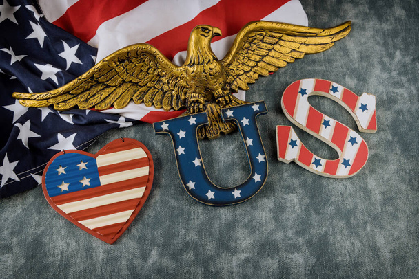 ABD bayramında ahşap arka planda Amerikan bayrağı ABD Anma Günü metni - Fotoğraf, Görsel
