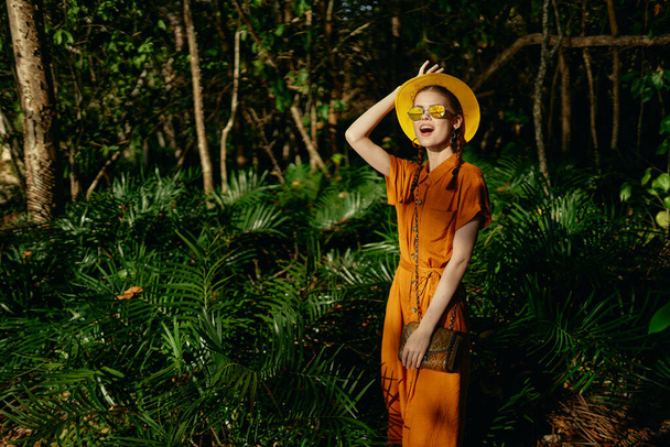 mulher Folhas verdes turísticas floresta Viagem exótica da selva - Foto, Imagem