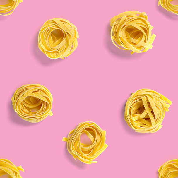 Naadloos patroon van Italiaanse pasta tagliatelle. rauwe pasta fettuccine pop art achtergrond, platte lay. Italiaanse rauwe nest pasta geïsoleerd op wit - Foto, afbeelding