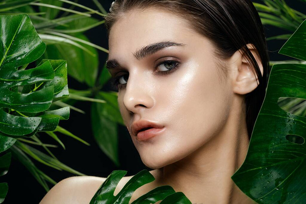 csinos nő meztelen vállak zöld levelek tiszta bőr kozmetikumok - Fotó, kép