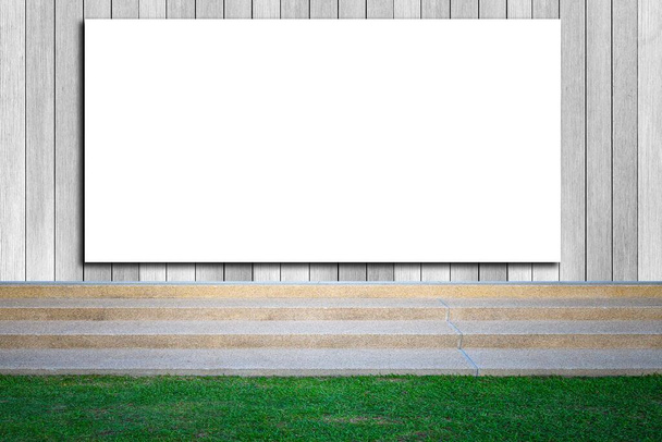 Μια μεγάλη λευκή πινακίδα στον λευκό τοίχο από ξύλο - Φωτογραφία, εικόνα