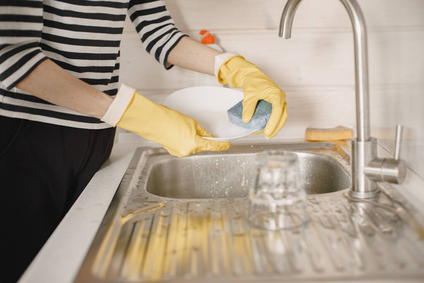 Mulher de luvas amarelas limpa sua casa - Foto, Imagem