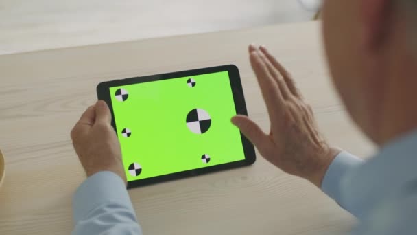 Comunicação online. Homem sênior vídeo conversando com a família, acenando para tablet digital com tela de tecla chroma, mockup - Filmagem, Vídeo