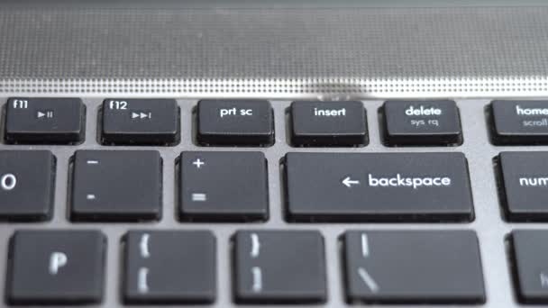 Przycisk Backspace naciśnięcie wiele razy na klawiaturze, klawiatury laptopa zbliżenie - Materiał filmowy, wideo