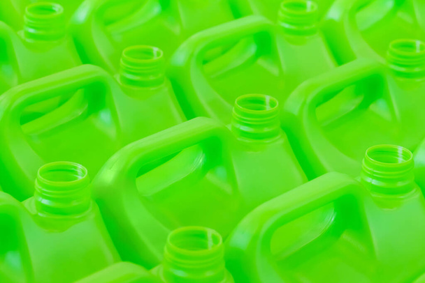 Primer plano: muchos jerrycans de plástico verde vacío fondo - Foto, imagen