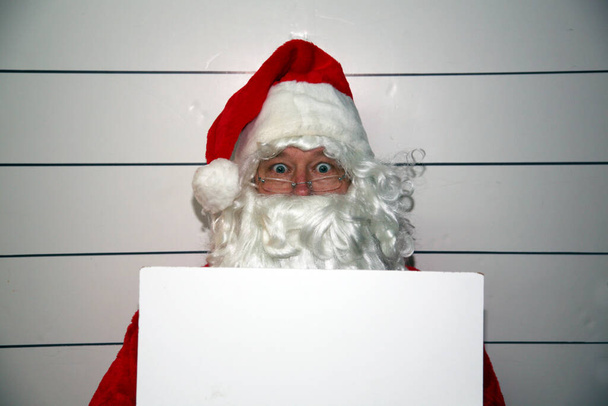 Père Noël a été un mauvais garçon ce Noël et a été arrêté pour être trop joyeux. Le Père Noël est choqué et étonné que la police ne pense pas qu'il est réel et l'arrête pour avoir volé son renne après minuit. Joyeux Noël à tous. - Photo, image