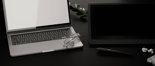 Espaço de trabalho escuro com laptop, óculos e tablet de desenho, renderização 3D, ilustração 3D - Foto, Imagem