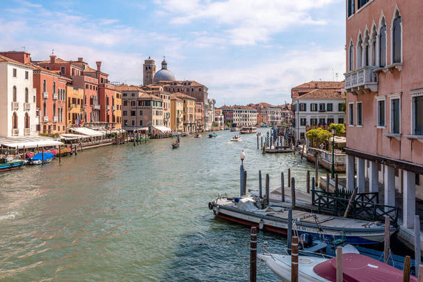 Venedig, Italien, 07.04.2019 Blick auf Canal Grande und Chiesa di San Geremia von der Brücke Ponte degli Scalzi - Foto, Bild