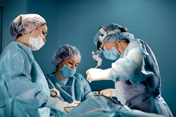 Ein Team von Chirurgen kämpft um das Leben, um eine echte Operation, um echte Emotionen. Das Intensivteam kämpft um das Leben des Patienten. Leben retten, der Kampf ums Leben - Foto, Bild