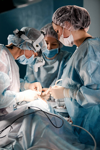 Kirurgit taistelevat elämästä, todellisesta operaatiosta, todellisista tunteista. Tehohoitoryhmä taistelee potilaan hengen puolesta. Henkien pelastaminen, taistelu elämästä - Valokuva, kuva