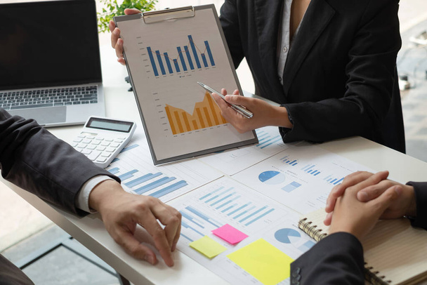 ビジネスリーダーはチャートについて話し、結果を示す財務グラフは計画戦略の分析と計算、ビジネス成功構築プロセスです。. - 写真・画像