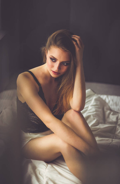 Sexy fashionable woman on the bed - Foto, immagini