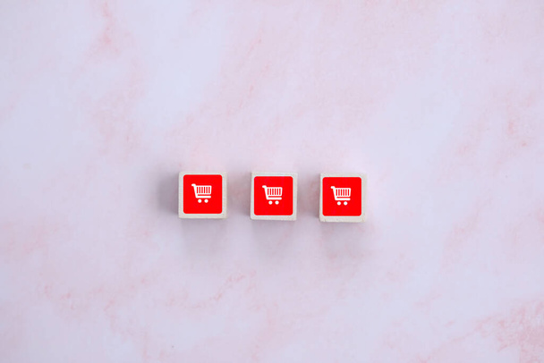 caixa de cubo de madeira e ícone de negócios em fundo branco, plano de marketing, conceito de negócio - Foto, Imagem